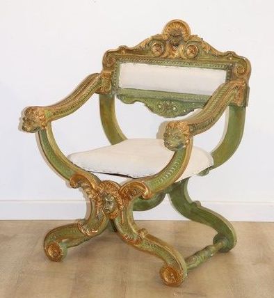 FAUTEUIL type curule en bois mouluré, sculpté...