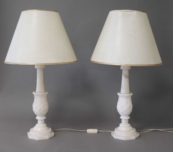 PAIRE DE LAMPES en albâtre sculpté en forme...