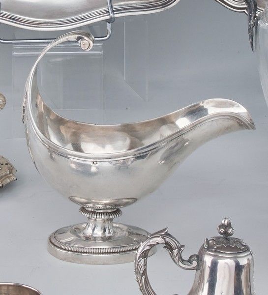 SAUCIÈRE casque en argent à prise en enroulement...