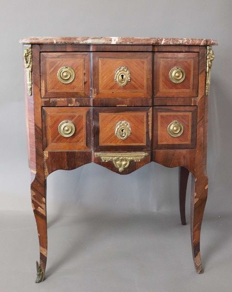 PETITE COMMODE SAUTEUSE à ressaut central...