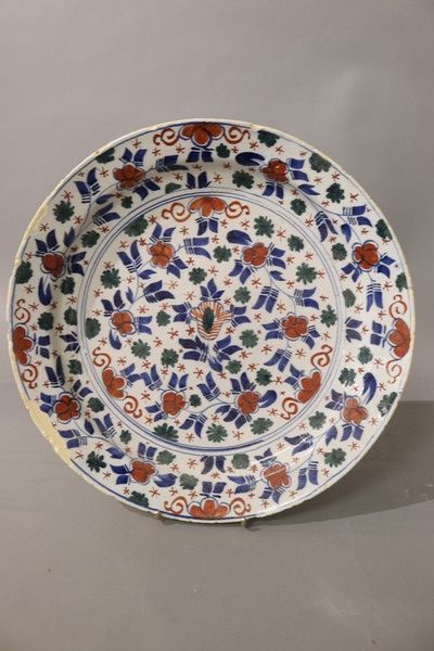 GRAND PLAT rond en faïence émaillée aux trois...
