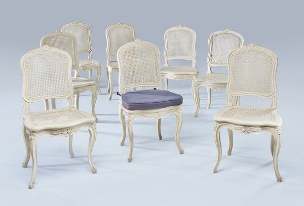 SUITE DE HUIT CHAISES à dossier plat violoné...