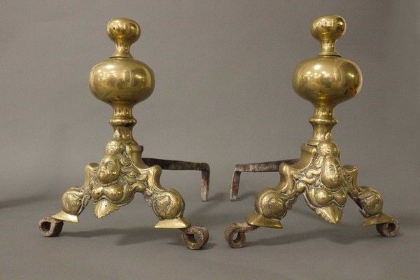 PAIRE DE CHENETS en bronze doré à décor de...