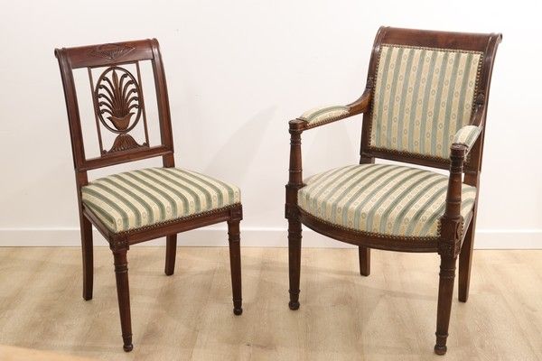 FAUTEUIL et CHAISE en bois teinté façon acajou...