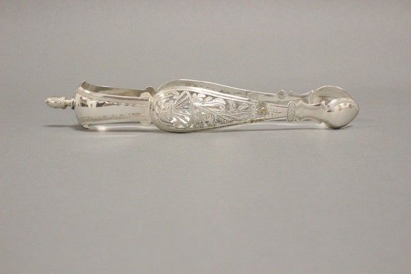 PINCE A SUCRE en argent à décor ajouré de...