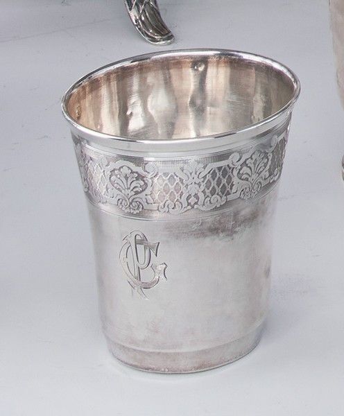 TIMBALE en argent à décor d'une frise de...