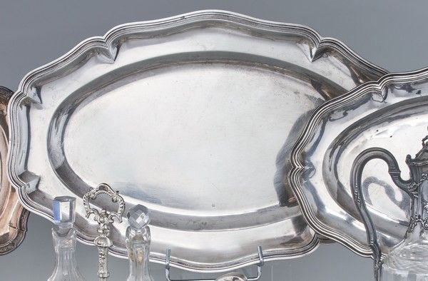 GRAND PLAT ovale en argent à bordure chantournée...