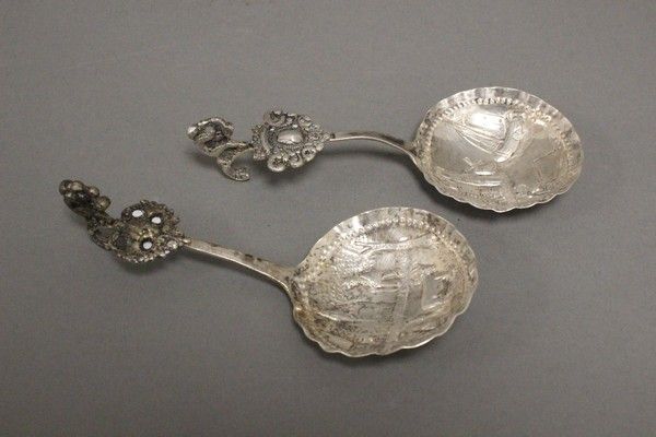 PAIRE DE CUILLÈRES en argent (bas-titre)...