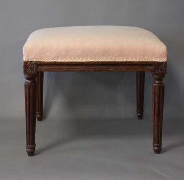 TABOURET de forme carrée en hêtre teinté,...