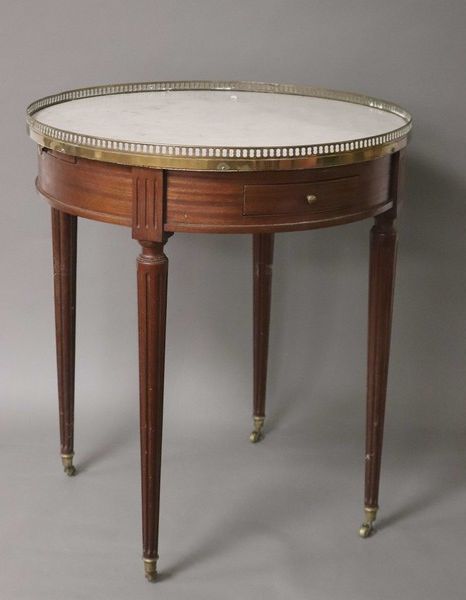 TABLE BOUILLOTTE en acajou et placage d'acajou,...
