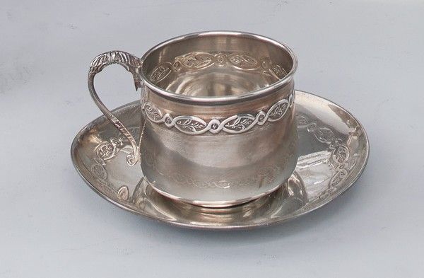 TASSE et SOUS-TASSE en argent à frise d'entrelacs...