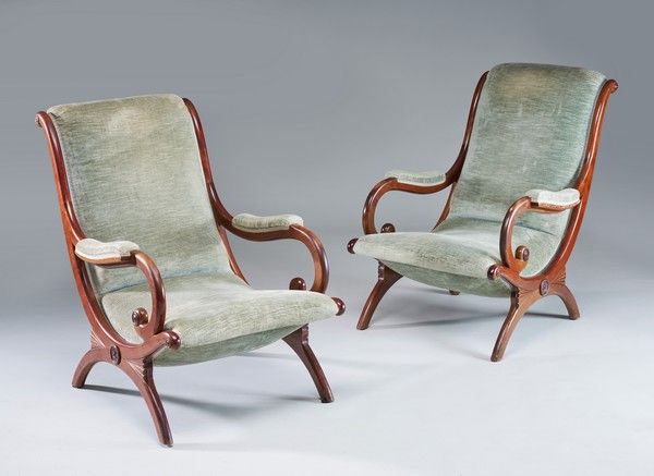 PAIRE DE FAUTEUILS DE REPOS en acajou et...