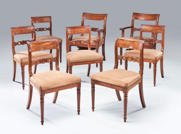 SUITE DE SIX CHAISES et DEUX FAUTEUILS en...
