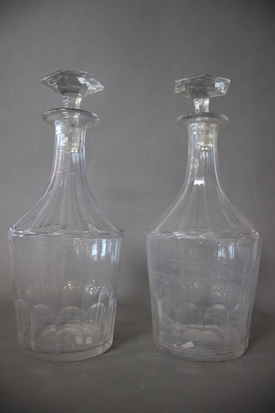 PAIRE DE GRANDES CARAFES en cristal moulé...