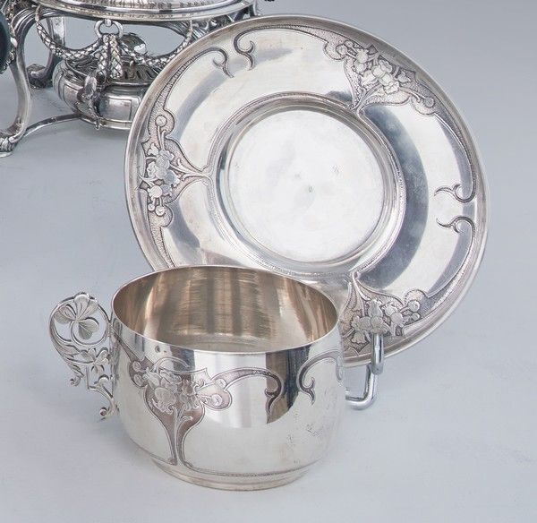 TASSE et SOUS TASSE en argent à décor gravé...