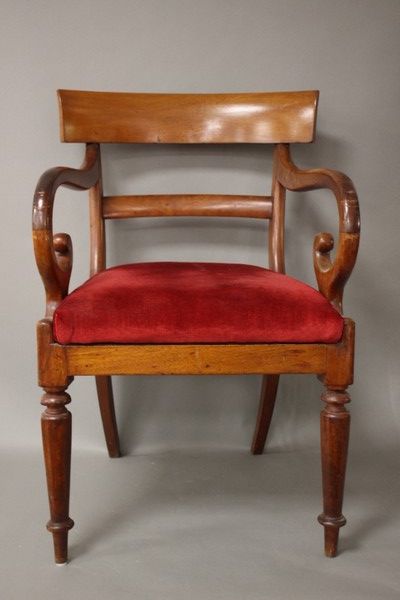FAUTEUIL en acajou et placage d'acajou, dossier...