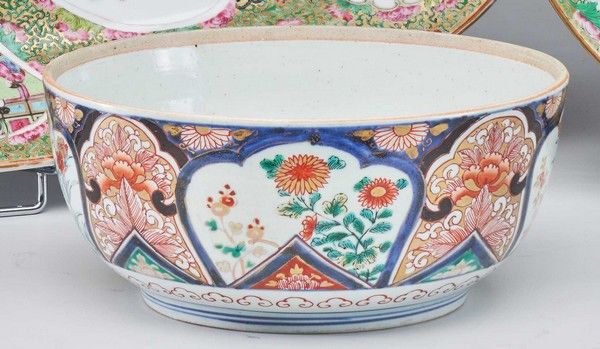 GRAND BOL dit à punch en porcelaine à décor...