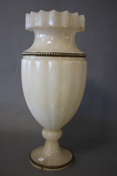 GRAND VASE balustre en albâtre, panse cannelée...