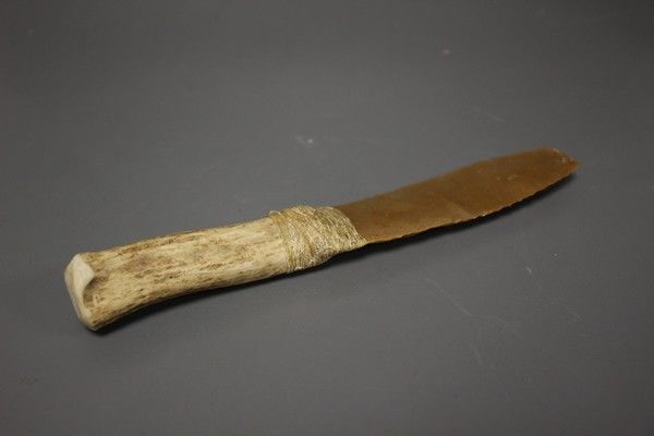 COUTEAU formé d'un silex biface monté sur...