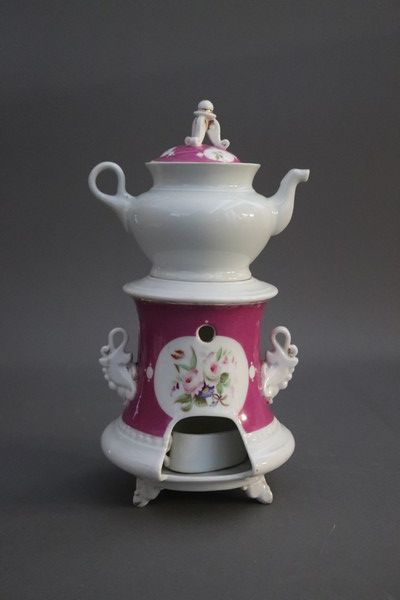 TISANIÈRE en porcelaine blanche et décor...