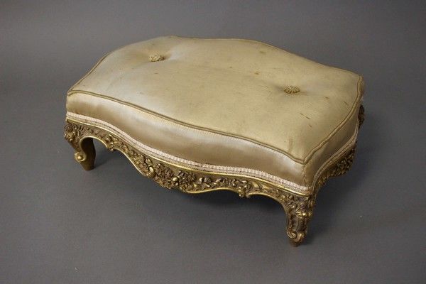CHARMANT TABOURET DE PIEDS de forme rectangulaire...