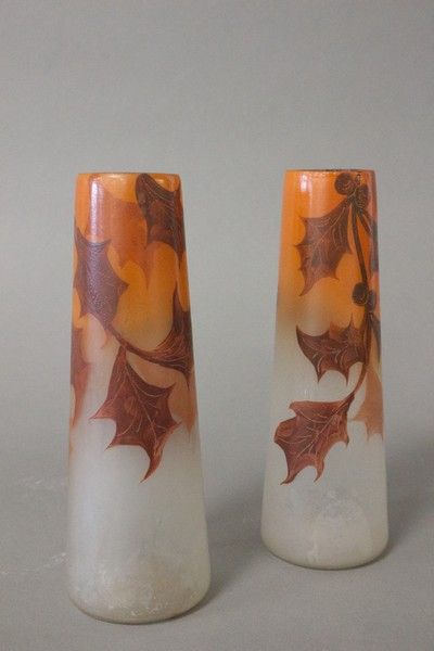 PAIRE DE VASES fuseaux en verre à décor peint...