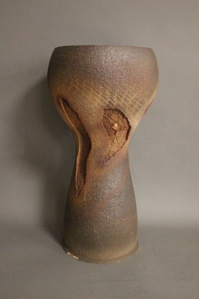 GRAND VASE globulaire en céramique brune...