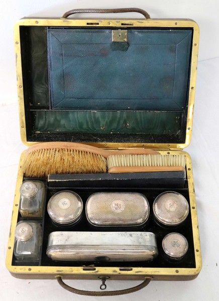 COFFRET DE TOILETTE rectangulaire gainé cuir,...