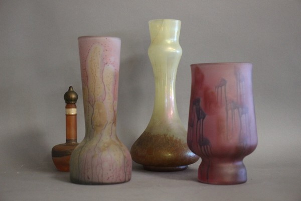 TROIS VASES et UN PETIT FLACON en verre soufflé...