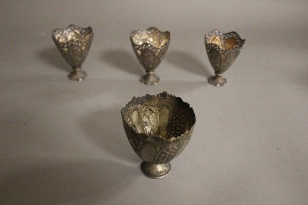 SUITE DE TROIS COQUETIERS en argent ajouré...