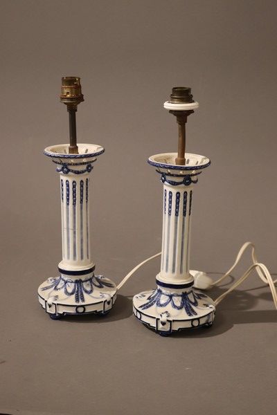 PAIRE DE BOUGEOIRS en faïence émaillée bleu...