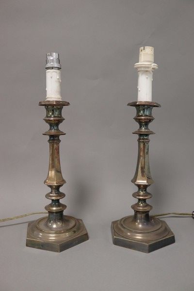 PAIRE DE FLAMBEAUX en métal argenté, pied...