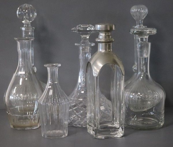 LOT DE SEPT CARAFES en verre, diverses dont...