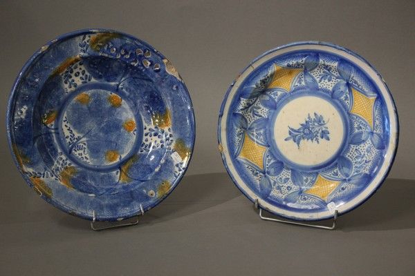 DEUX ASSIETTES en faïence émaillée bleu et...