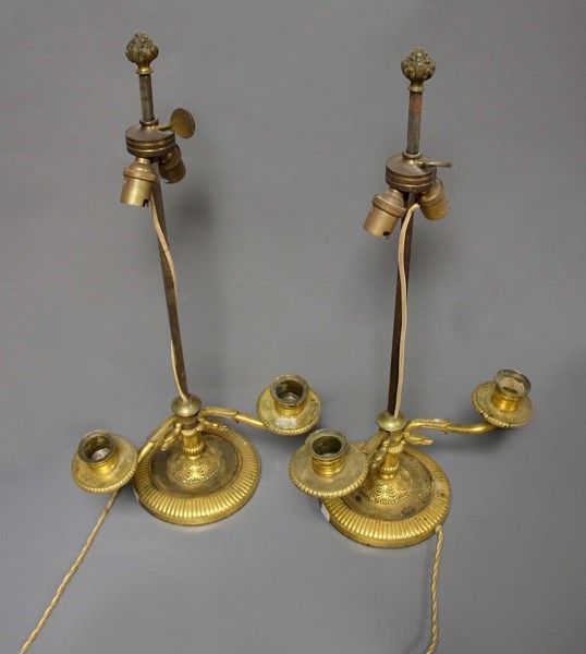 PAIRE DE BOUGEOIRS en bronze doré à deux...