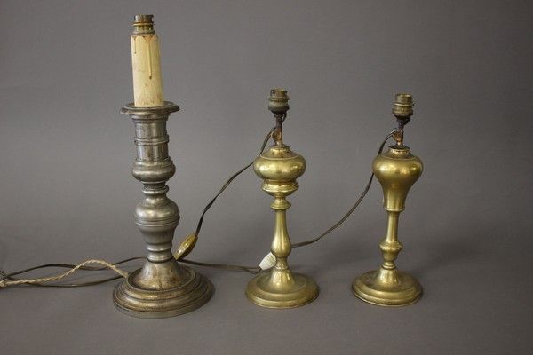 PAIRE DE FLAMBEAUX en bronze doré à fût balustre...