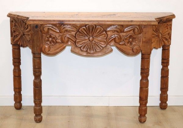 CONSOLE de forme trapèze en pin sculpté à...