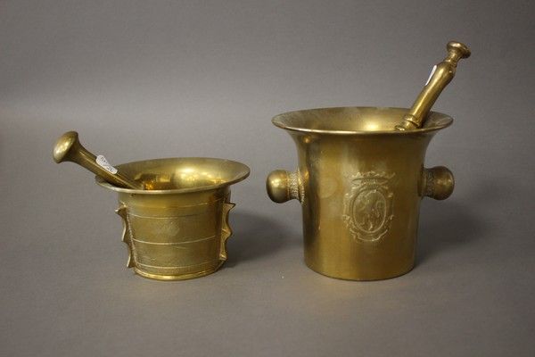 DEUX MORTIERS et leur PILON en bronze, l'un...