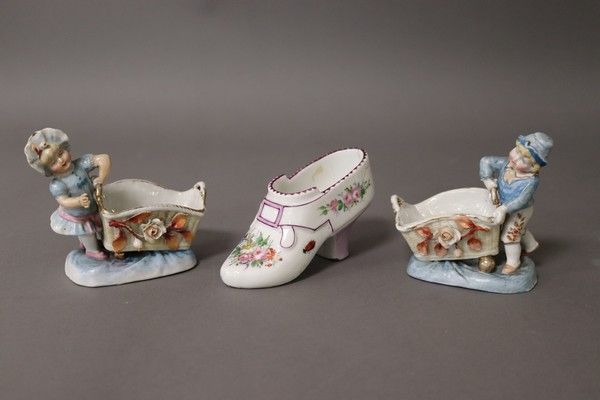 PAIRE DE PETITES COUPELLES en porcelaine...
