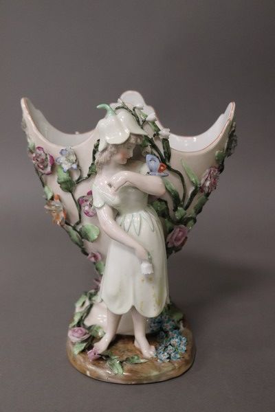VASE en porcelaine émaillée polychrome représentant...