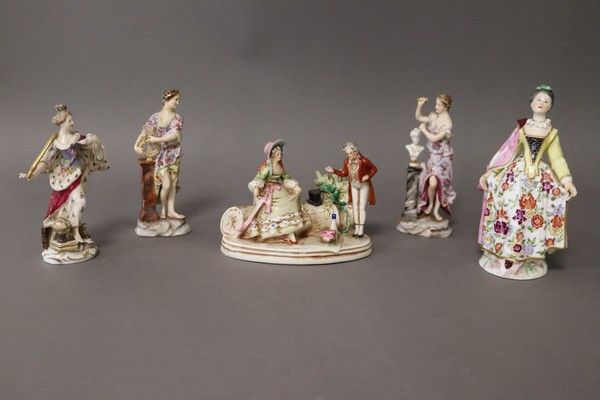 CINQ FIGURINES en porcelaine émaillée polychrome...