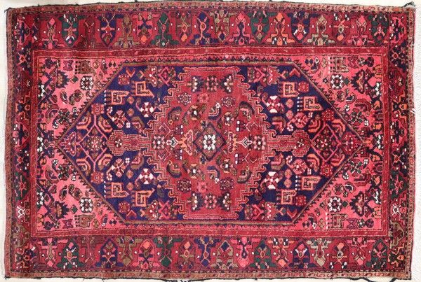 TAPIS en laine polychrome à décor d'un médaillon...