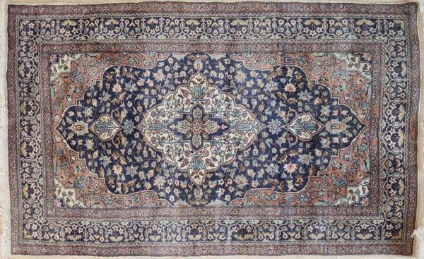 PETIT TAPIS en velours de laine à décor de...