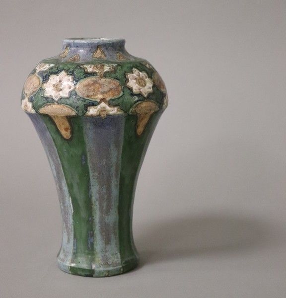 VASE de forme balustre en faïence émaillée...
