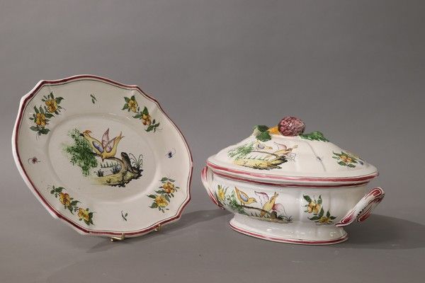 LEGUMIER ET PLAT en faïence émaillée polychrome...