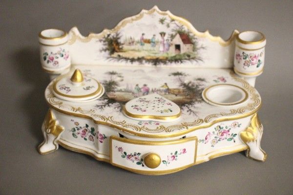 ENCRIER en porcelaine de forme chantournée...