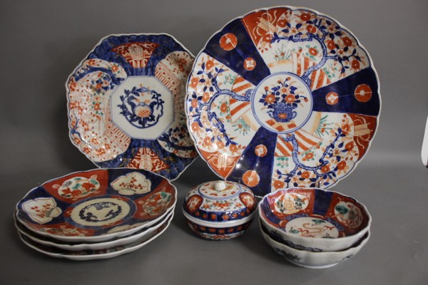 ENSEMBLE DE PLATS en porcelaine émaillée...