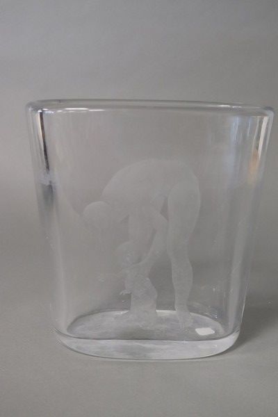 VASE de forme oblongue en verre moulé à décor...