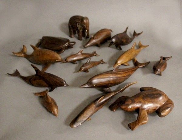 LOT D'ANIMAUX en bois exotique sculpté, principalement...