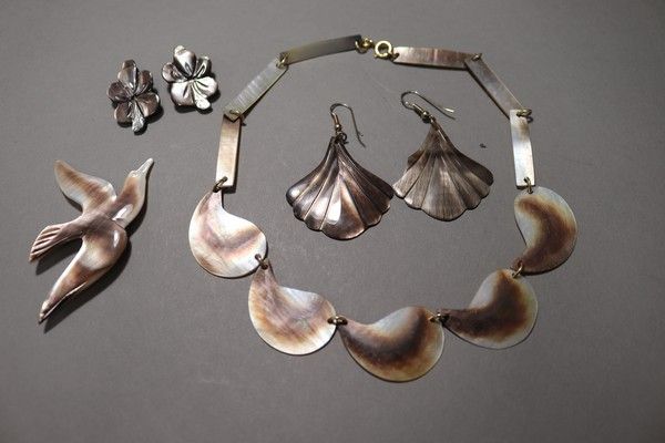 LOT DE BIJOUX en nacre comprenant: